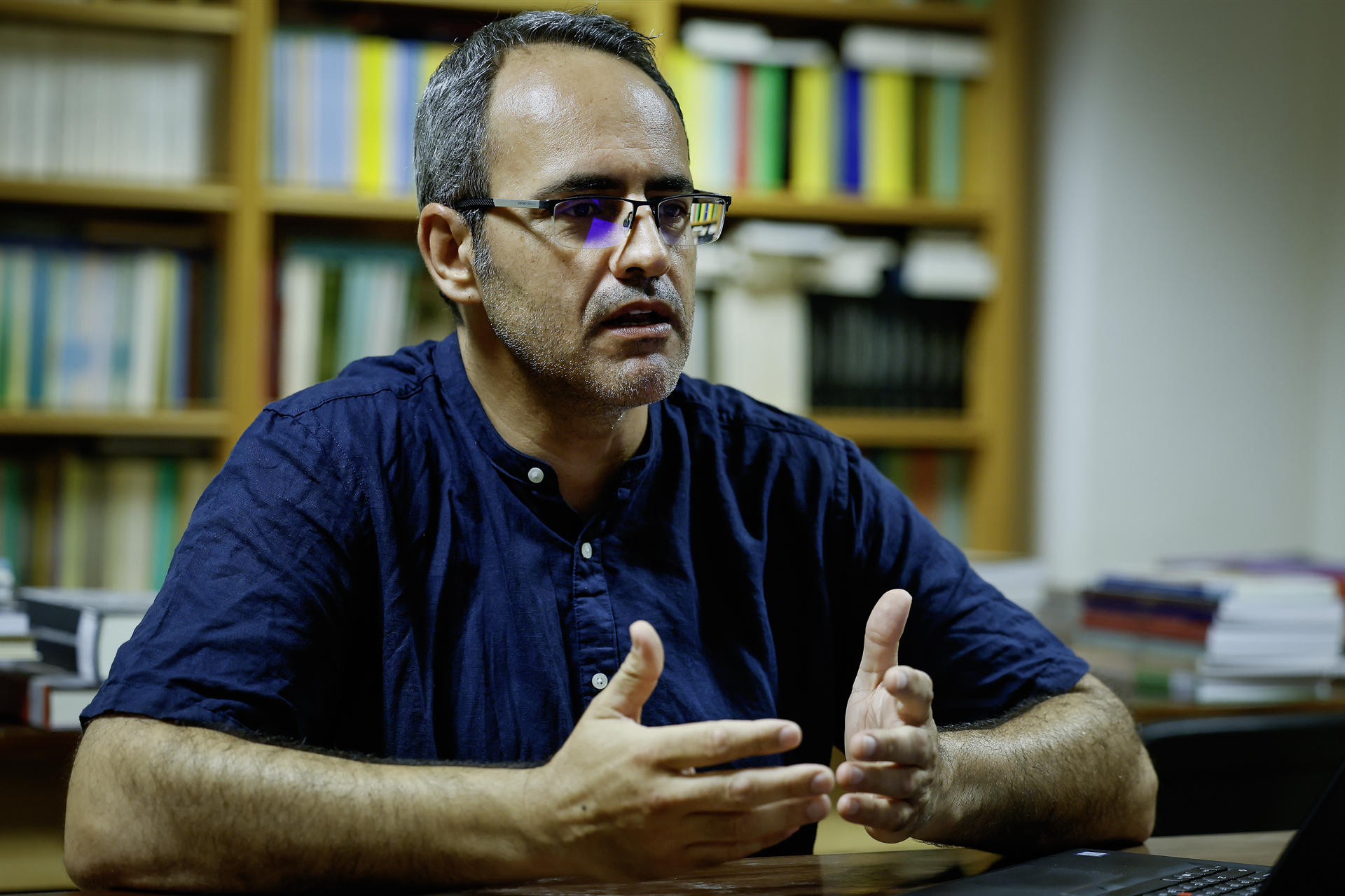 El investigador Bartolomé Miranda Díaz ha localizado en el archivo histórico de La Palma del Condado (Huelva) dos documentos de 1593 y 1594 que ubican con precisión a Miguel de Cervantes en las localidades onubenses de Paterna del Campo y Bollullos Par del Condado como recaudador de impuestos. EFE/José Manuel Vidal

