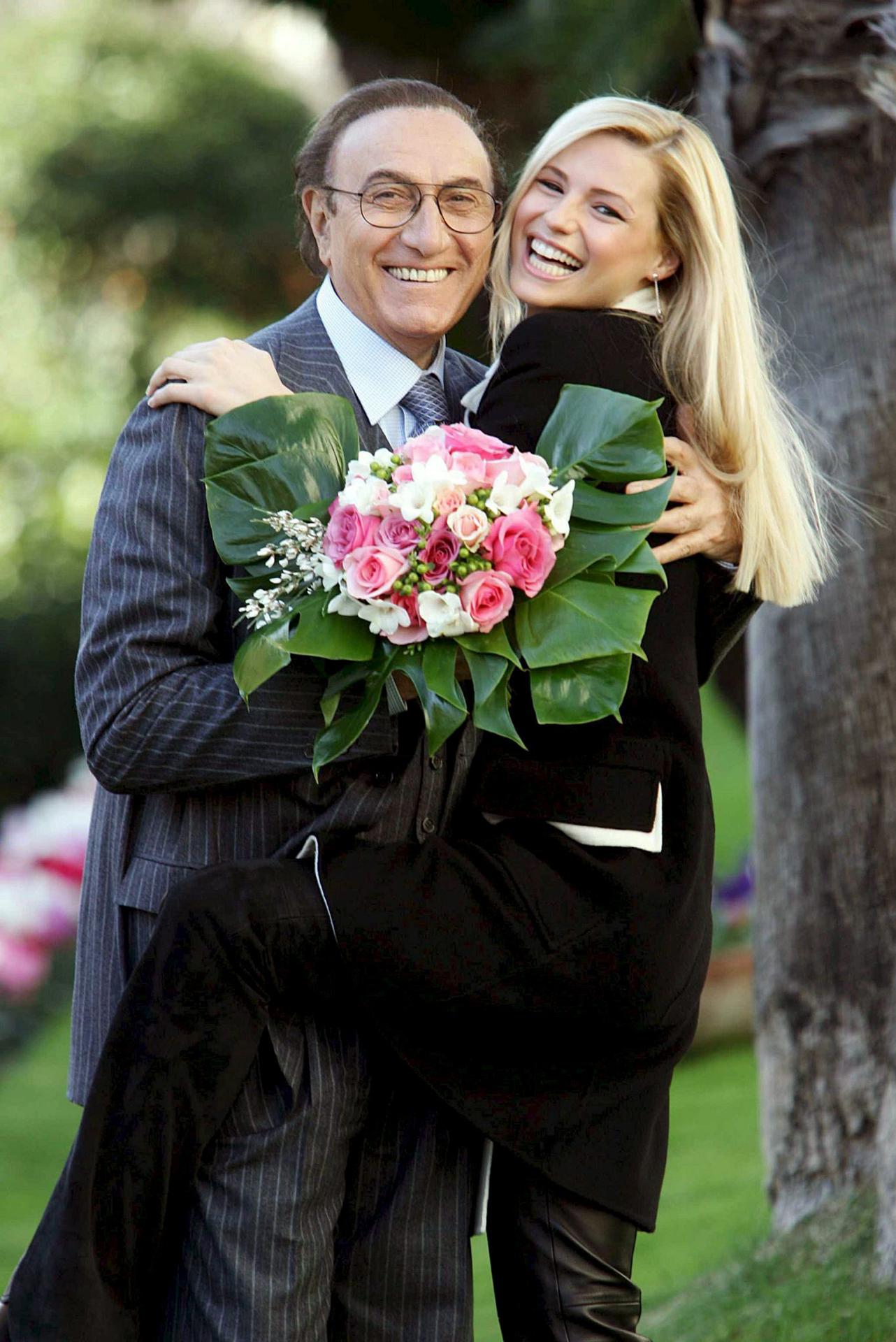 El presentador de televisión italiano Pippo Baudo y la presentadora italo-suiza Michelle Hunziker posa para la prensa durante la presentación el LVII Festival della Canzone italiana (Festival de la Canción italiana) en San Remo, en la región de Liguria, 29 de enero de 2007. 
EFE/Luca Zennaro
