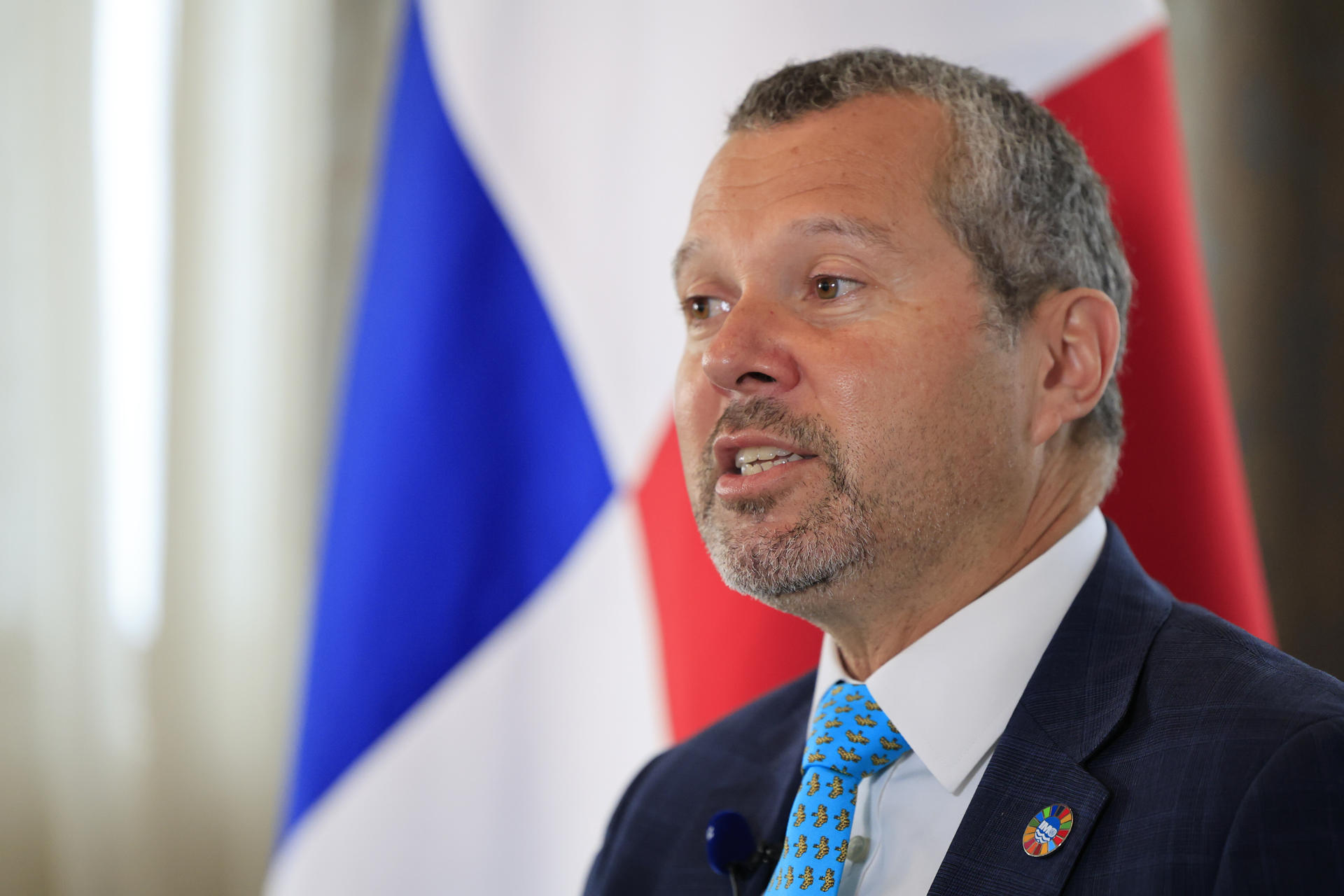 El secretario general de la Organización Marítima Internacional (OMI), Arsenio Domínguez, habla durante una entrevista con EFE este martes, en ciudad de Panamá (Panamá). EFE/ Bienvenido Velasco
