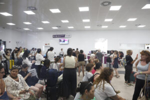 Viajeros a la espera en la estación de Chamartín en Madrid, este sábado. Renfe ha habilitado dos servicios especiales de trenes en cada sentido entre la capital de España y Zamora, dentro de la línea de Alta Velocidad Madrid-Galicia, cuyo tráfico ha sido interrumpido como consecuencia de los incendios en sus inmediaciones. EFE/ J.P. Gandul