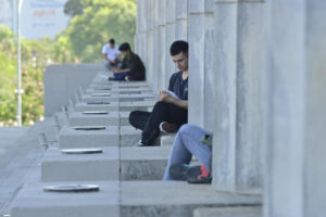Fotografía de archivo de una persona leyendo frente a la Facultad de derecho de la Universidad de Buenos Aires (UBA), en Buenos Aires (Argentina). EFE/ Matías Martin Campaya