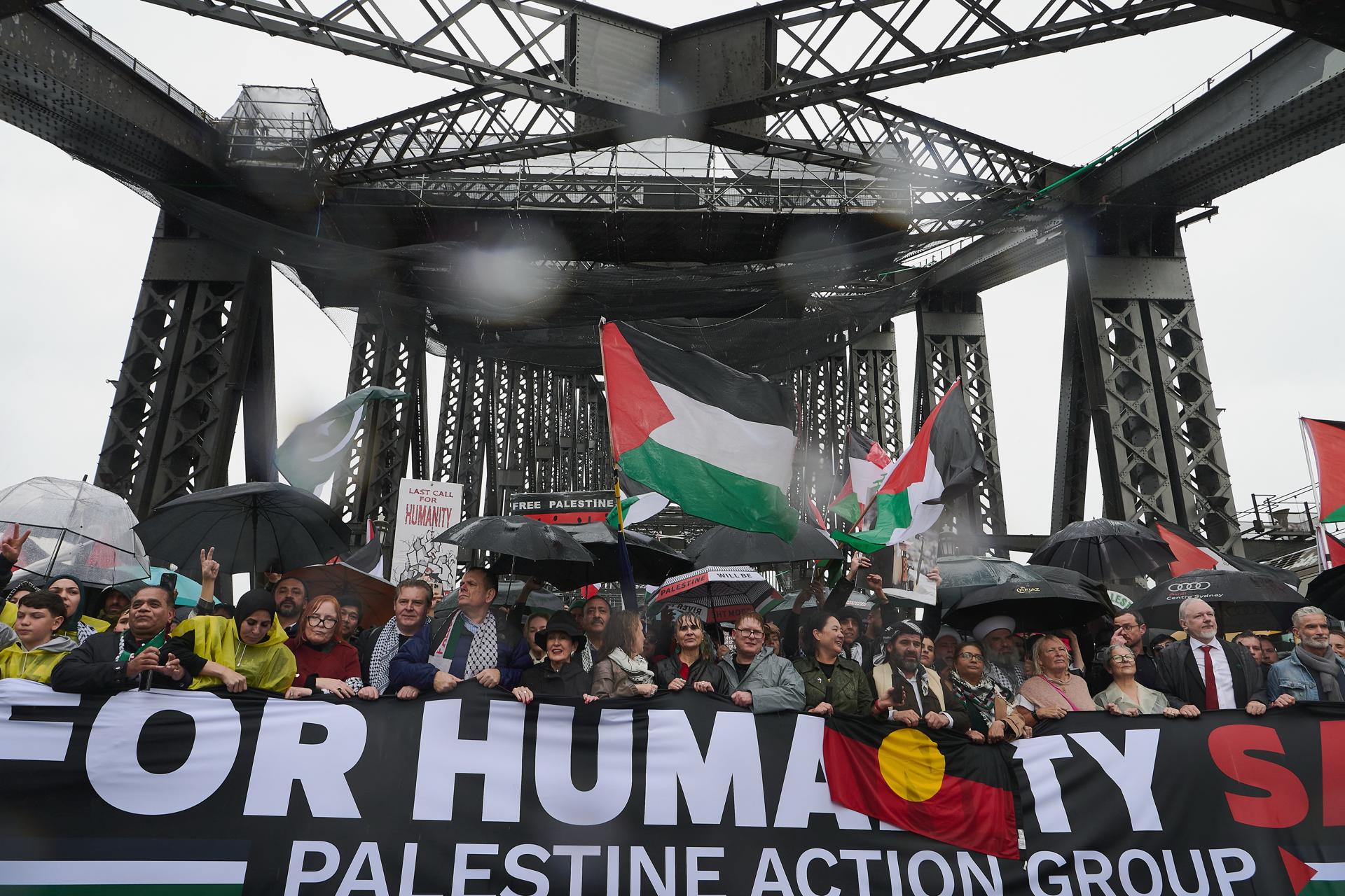 Un grupo de manifestantes, entre ellos el fundador de WikiLeaks, Julian Assage (d), en la marcha en favor de Palestina que tuvo lugar en Sídney el domingo 3 de agosto.
EFE/EPA/FLAVIO BRANCALEONE NO ARCHIVING AUSTRALIA AND NEW ZEALAND OUT