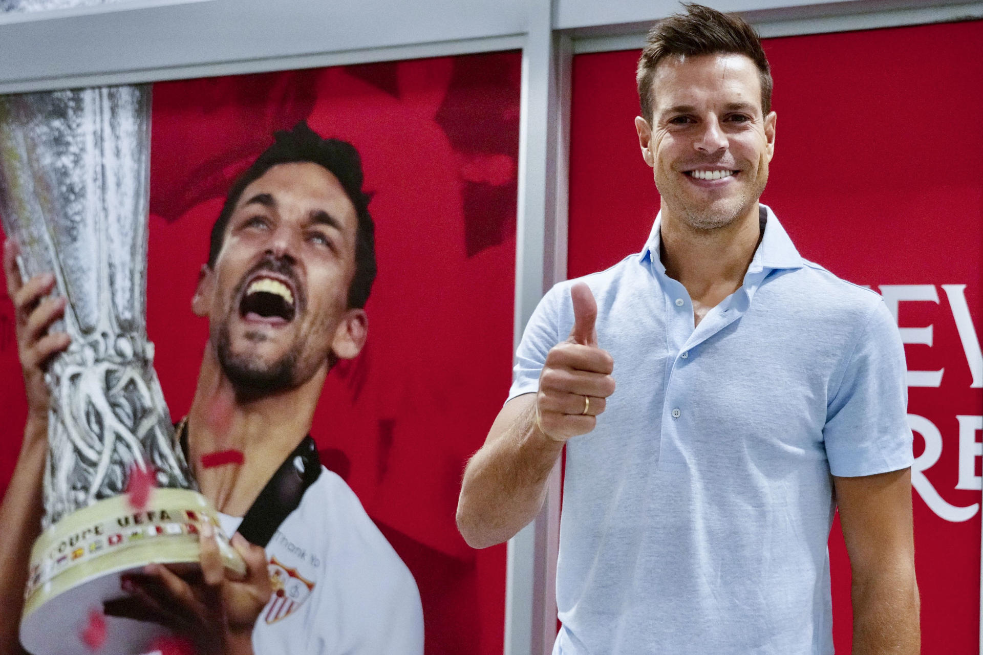 El defensor internacional César Azpilicueta ha llegado este viernes a la capital andaluza para pasar el reconocimiento médico previo a su fichaje como agente libre por el Sevilla. EFE/ David Arjona