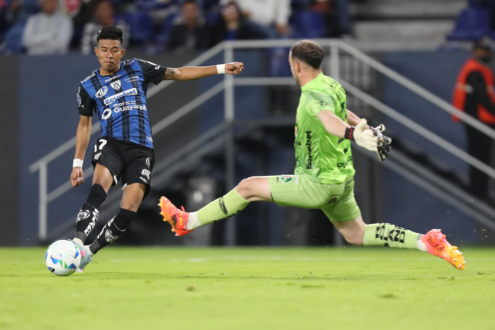 Arón Rodríguez (i) de Independiente disputa el balón con Rodrigo Formento portero de Mushuc este martes en un partido de los octavos de final de la Copa Sudamericana. EFE/José Jácome
