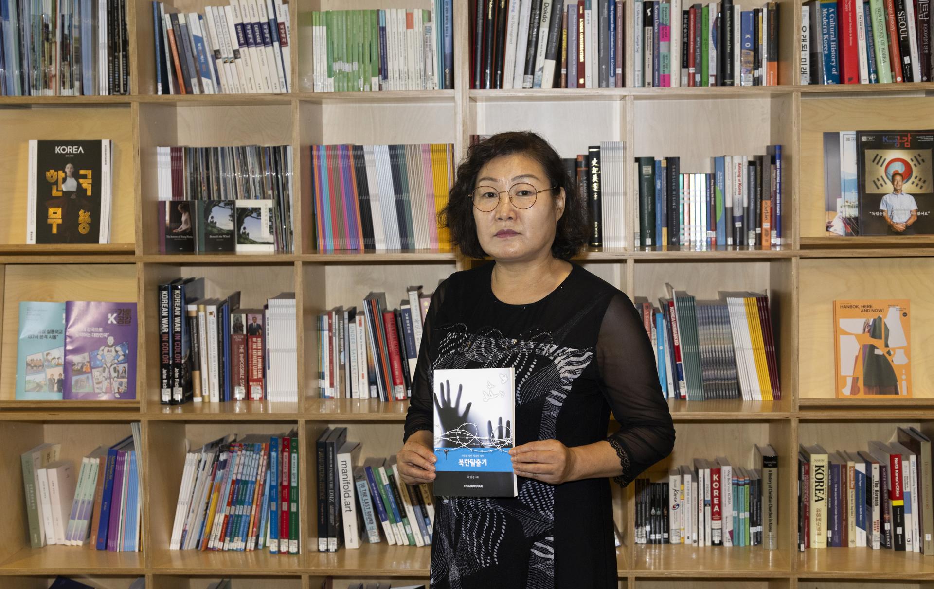 Choi Min-kyeong, desertora norcoreana, habla durante una entrevista en Seúl, Corea del Sur, 12 de agosto de 2025. Choi Min-kyeong, el primer desertor norcoreano en presentar una denuncia penal contra Kim Jong-un, dijo a la agencia de noticias EFE el 12 de agosto de 2025 que su acción legal como una servirá 'piedra angular' para restaurar la libertad y la dignidad de sus compatriotas, acusando al líder de crímenes contra la humanidad cometidos en los centros de detención del régimenEFE/EPA/JEON HEON-KYUN
