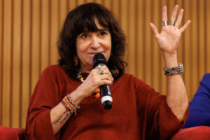 La escritora española Rosa Montero (i) habla en una charla en el Instituto Cervantes este martes, en Sao Paulo (Brasil). EFE/ Isaac Fontana