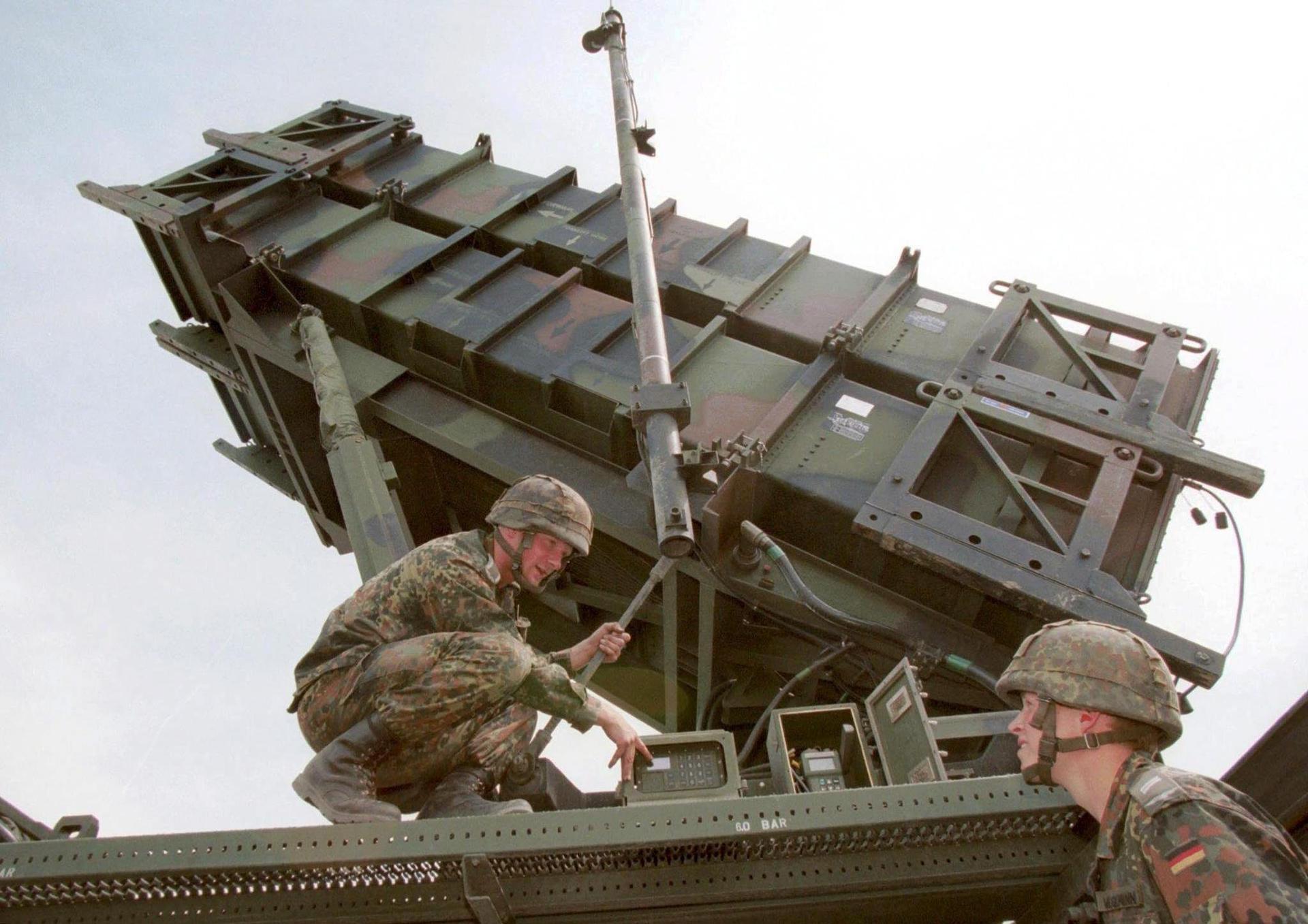 Imagen de archivo sin datar de soldados alemanes trabajando en una batería de misiles Patriot en la zona alemana de Koerbecke/Moehnesee. EFE/Detmar Modes