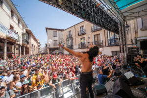 Cientos de personas disfrutan del concierto de DenisDenis en la Plaza del Trigo, en una nueva edición del Sonorama 2025, en Aranda de Duero (Burgos). EFE/ Paco Santamaria