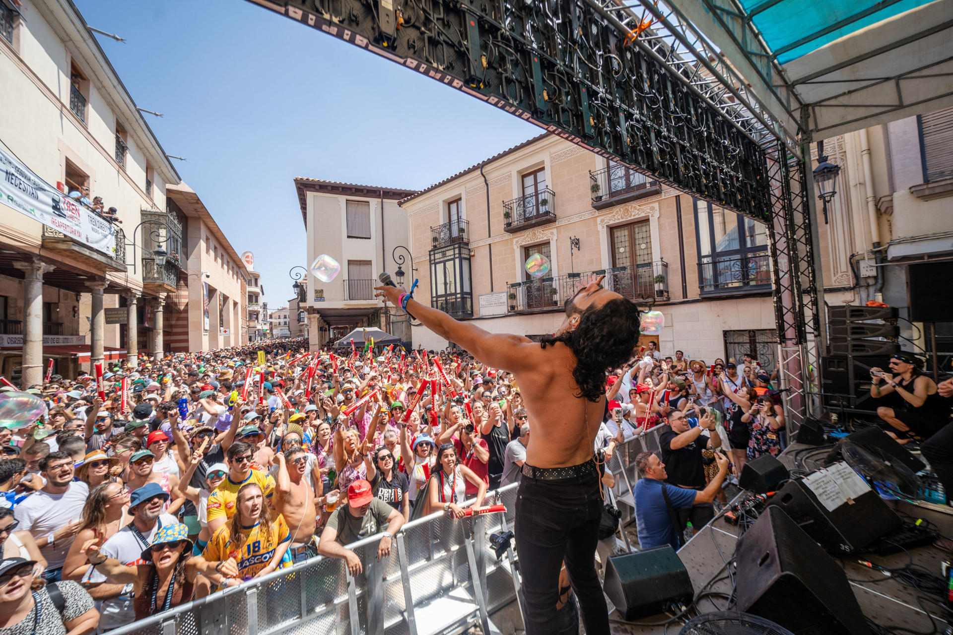 Cientos de personas disfrutan del concierto de DenisDenis en la Plaza del Trigo, en una nueva edición del Sonorama 2025, en Aranda de Duero (Burgos). EFE/ Paco Santamaria