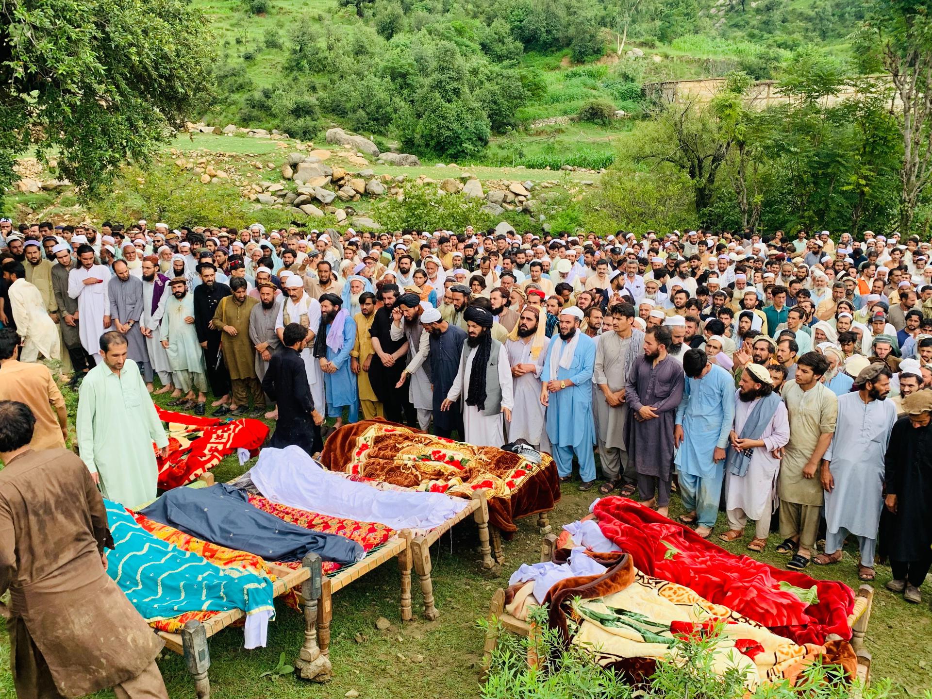 Funeral de las víctimas de una inundación repentina por los monzones en Bajaur, Pakistán, este viernes 15 de agosto de 2025. EFE/EPA/HANIFULLAH KHAN

