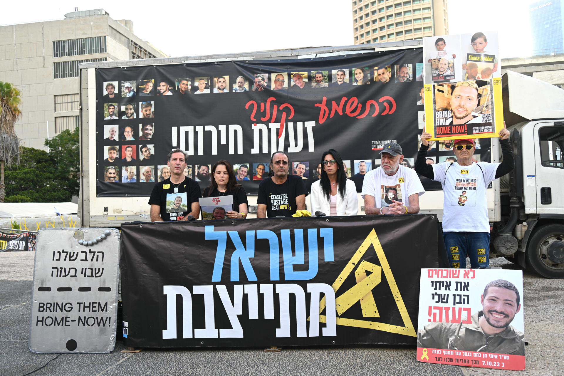 Fotografía cedida por Aviv Atlas (Grupo de familias de los secuestrados) donde se ve a un grupo de familiares de los secuestrados previo a un día de protestas para exigir el fin de la guerra y un pacto que permita la liberación de los secuestrados que siguen en Gaza este martes, en la plaza de los secuestrados en Tel Aviv (Israel). EFE/ Aviv Atlas /SOLO USO EDITORIAL/NO VENTAS/SOLO DISPONIBLE PARA ILUSTRAR LA NOTICIA QUE ACOMPAÑA (CRÉDITO OBLIGATORIO)