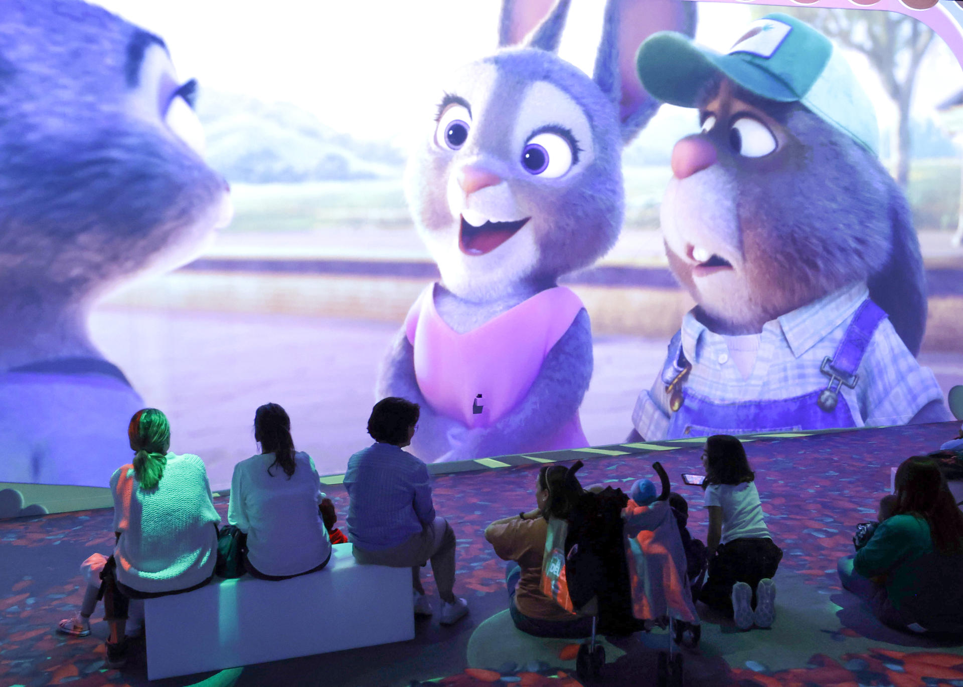 Foto de archivo de personas que asisten a la exposición ‘Immersive Disney animation' de ‘Zootopia’. EFE/ Mauricio Dueñas Castañeda
