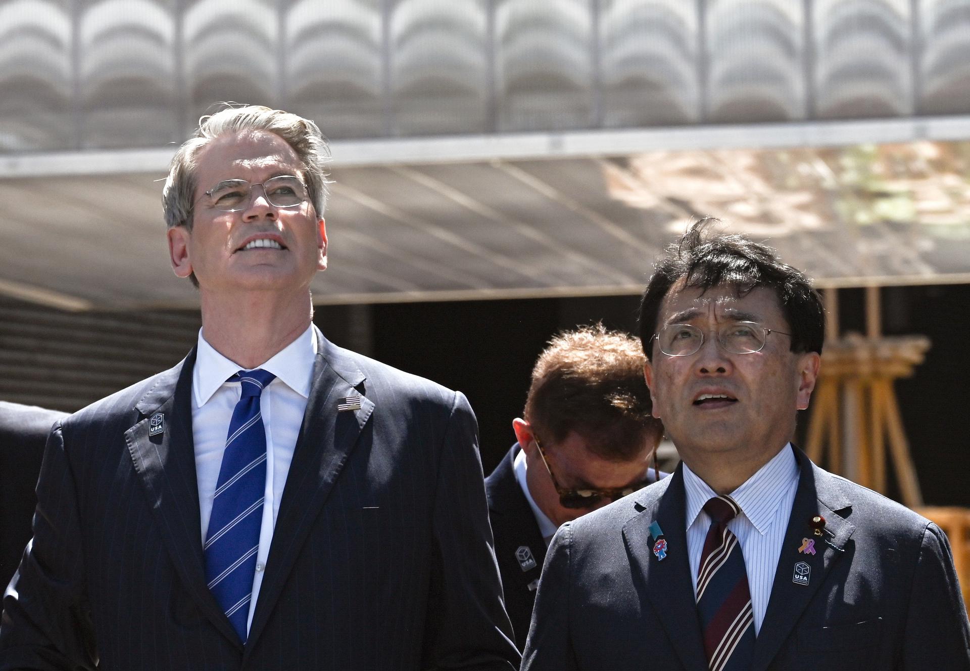 El secretario del Tesoro de EE.UU., Scott Bessent (izq.), y el ministro de Revitalización Económica y negociador comercial jefe de Japón, Ryosei Akazawa (d). EFE/EPA/SOICHIRO KORIYAMA