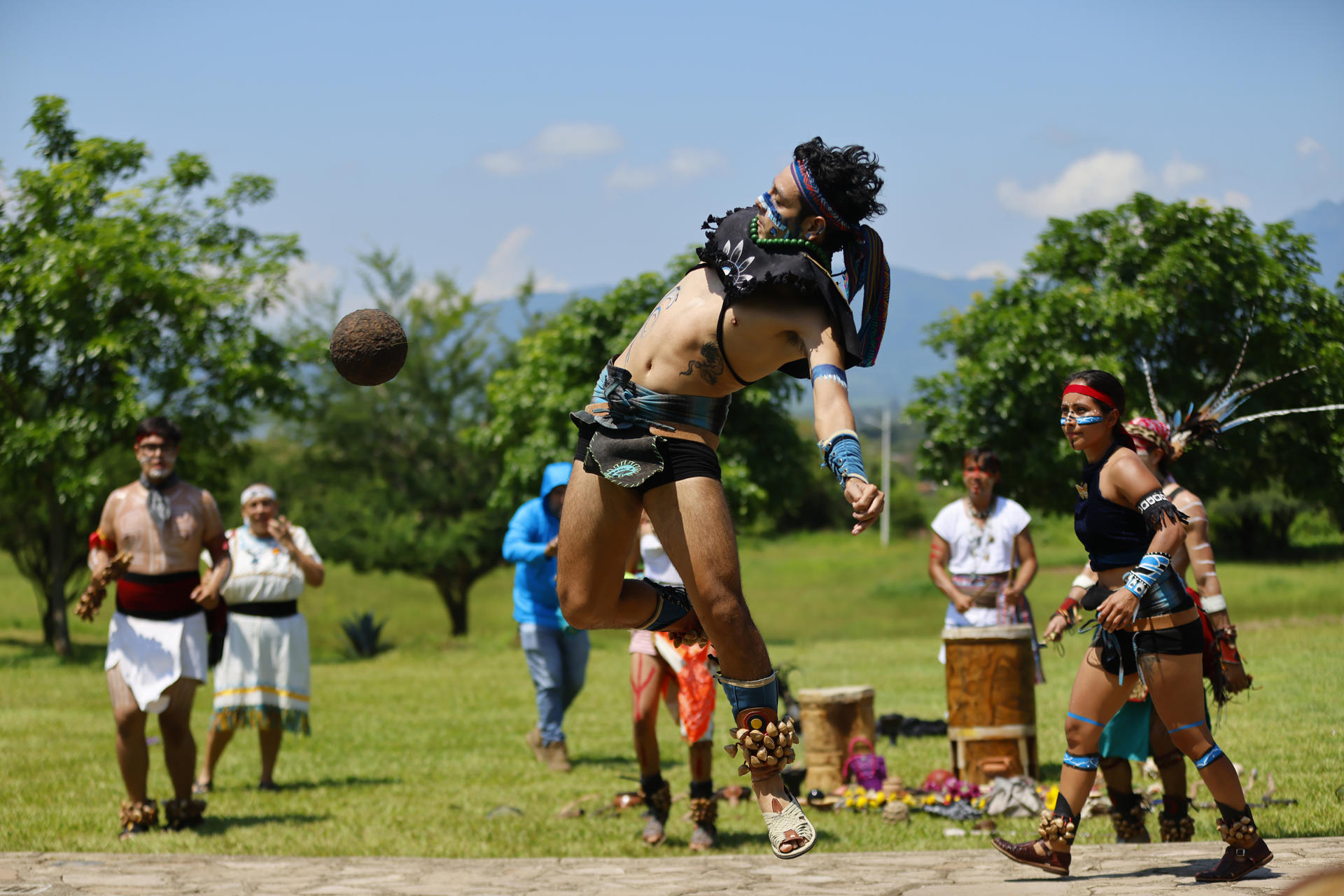 Integrantes de un grupo de cultura prehispánica participan en la representación de un juego de pelota, en el marco del Día Internacional de los Pueblos Indígenas este domingo en la zona arqueológica de 'Guachimontones', municipio de Teuchitlán, Jalisco (México). EFE/ Francisco Guasco