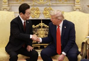 El presidente de Estados Unidos, Donald Trump (R), junto a su homólogo surcoreano, Lee Jae-myung. EFE/Yonhap South