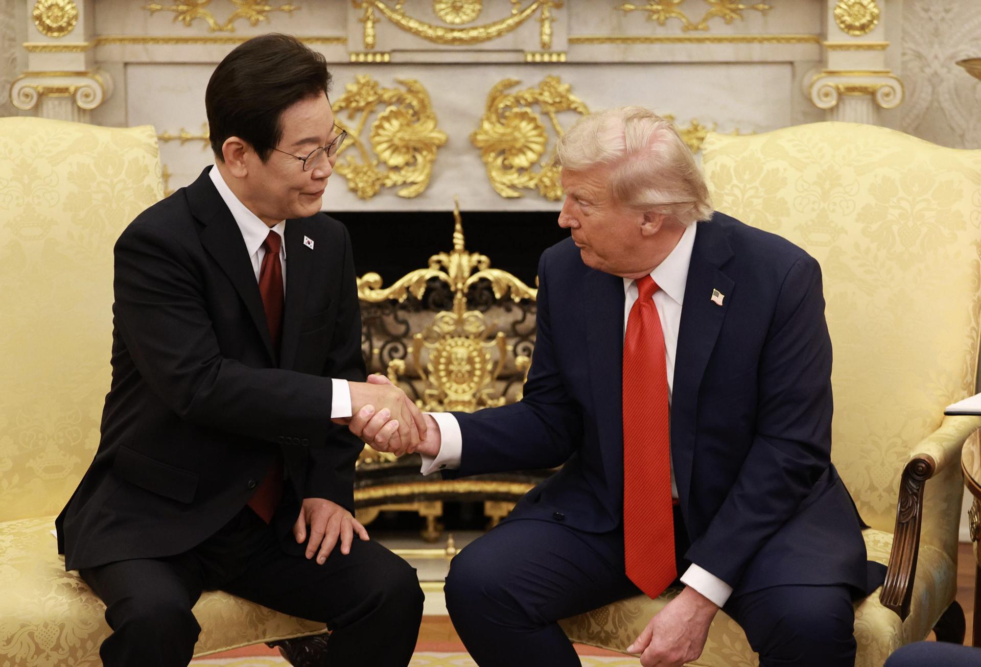 El presidente de Estados Unidos, Donald Trump (R), junto a su homólogo surcoreano, Lee Jae-myung. EFE/Yonhap South