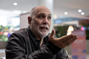 El escritor mexicano Guillermo Arriaga habla en una entrevista con EFE este martes, en Ciudad de México (México). EFE/ José Méndez