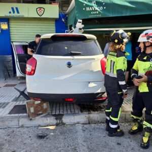 Cuatro personas han resultado heridas este viernes al invadir un coche la terraza de una cafetería y chocar con varias mesas en la localidad malagueña de Rincón de la Victoria (Málaga). EFE/  Diputación de Málaga/SOLO USO EDITORIAL/SOLO DISPONIBLE PARA ILUSTRAR LA NOTICIA QUE ACOMPAÑA (CRÉDITO OBLIGATORIO)