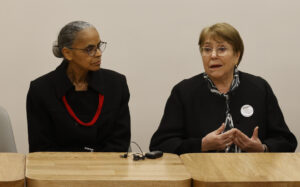 La expresidenta de Chile, Michelle Bachelet (d), junto a la ministra de Medio Ambiente y Cambio Climático de Brasil, Marina Silva, al intervenir durante una jornada de los 'Diálogos Regionales' del Balance Ético Global, en Bogotá (Colombia). EFE/Mauricio Dueñas