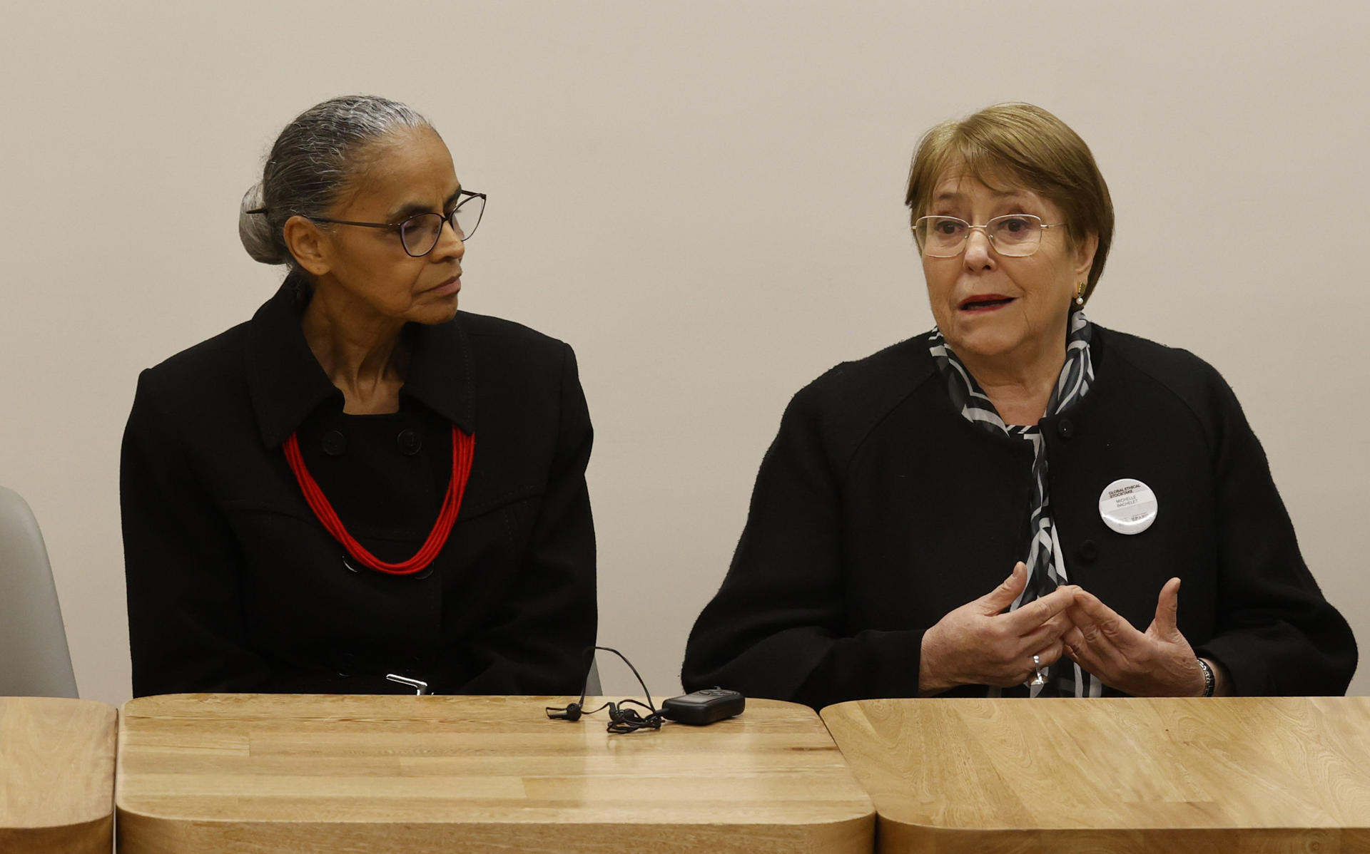 La expresidenta de Chile, Michelle Bachelet (d), junto a la ministra de Medio Ambiente y Cambio Climático de Brasil, Marina Silva, al intervenir durante una jornada de los 'Diálogos Regionales' del Balance Ético Global, en Bogotá (Colombia). EFE/Mauricio Dueñas