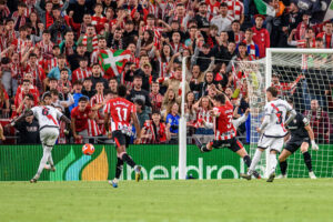 El centrocampista senegalés del Rayo Vallecano Pathé Ciss (i) remata a portería para anotar el primer gol de su equipo en San Mamés, durante el partido de la jornada 31 de la pasada Liga. EFE/Javier Zorrilla