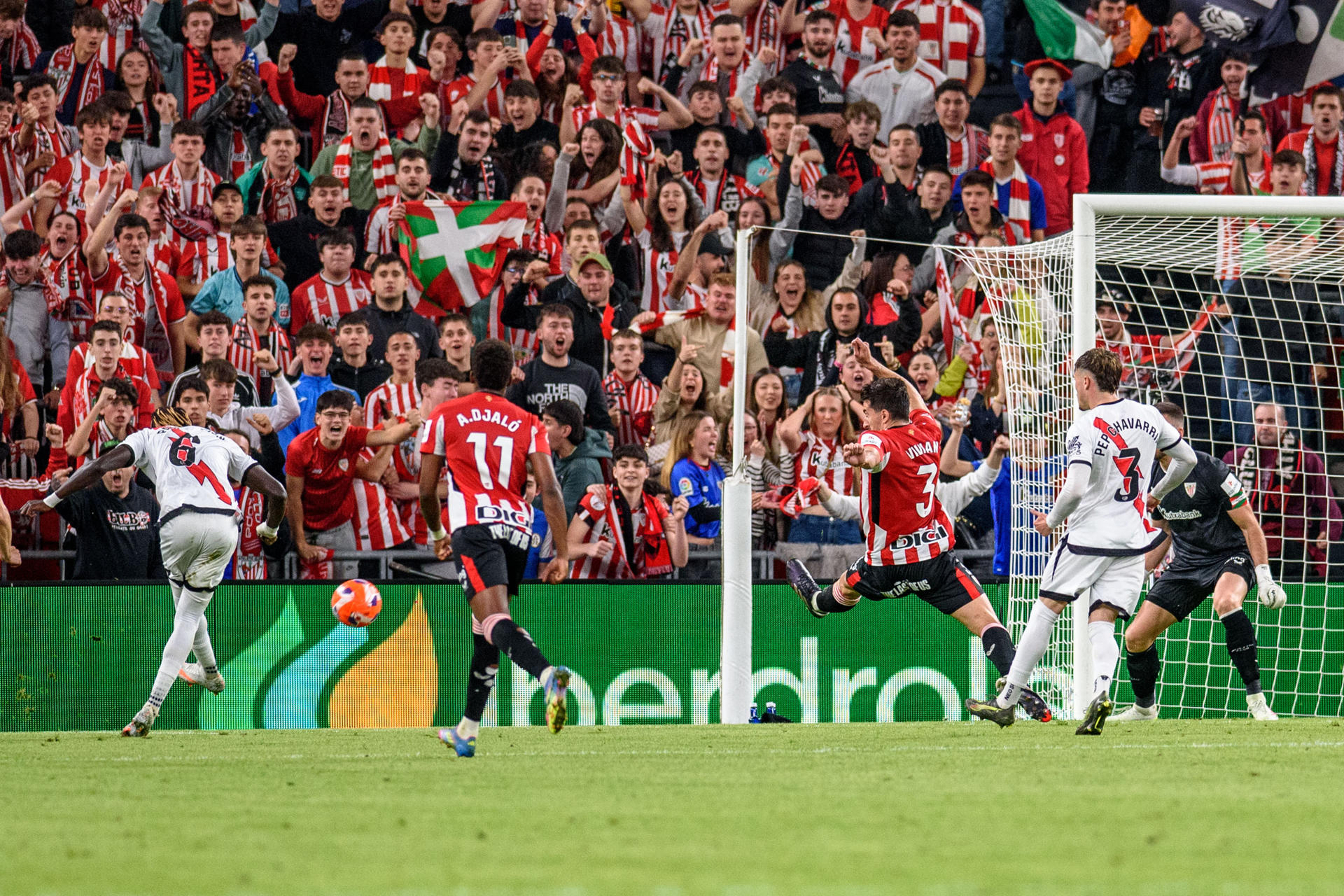 El centrocampista senegalés del Rayo Vallecano Pathé Ciss (i) remata a portería para anotar el primer gol de su equipo en San Mamés, durante el partido de la jornada 31 de la pasada Liga. EFE/Javier Zorrilla