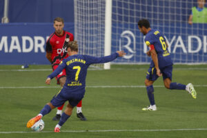 El delantero del Atlético de Madrid Antoine Griezmann (i) dispara a puerta y marca el gol del Atlético en el amistoso contra el Rayo Vallecano. EFE/Mariscal
