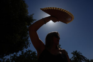 Imagen de archivo de una mujer protegiéndose con un abanico del sol. EFE/ Salas