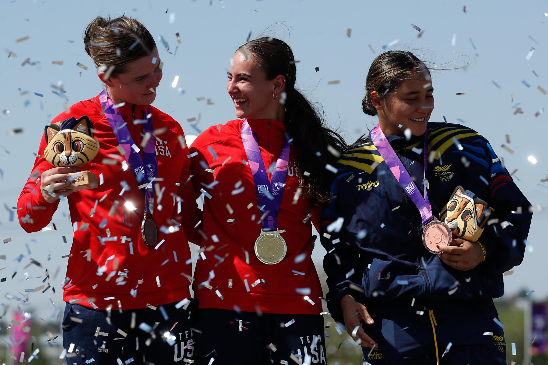 De izquierda a derecha, Derin Merten, medalla de plata de Estados Unidos; Alexis Alden, medalla de oro de Estados Unidos; y Sharid Fayad, medalla de bronce de Colombia, posan en la premiación en la categoría de ciclismo BMX racing, en los II Juegos Panamericanos en Luque (Paraguay). EFE/Juan Pablo Pino