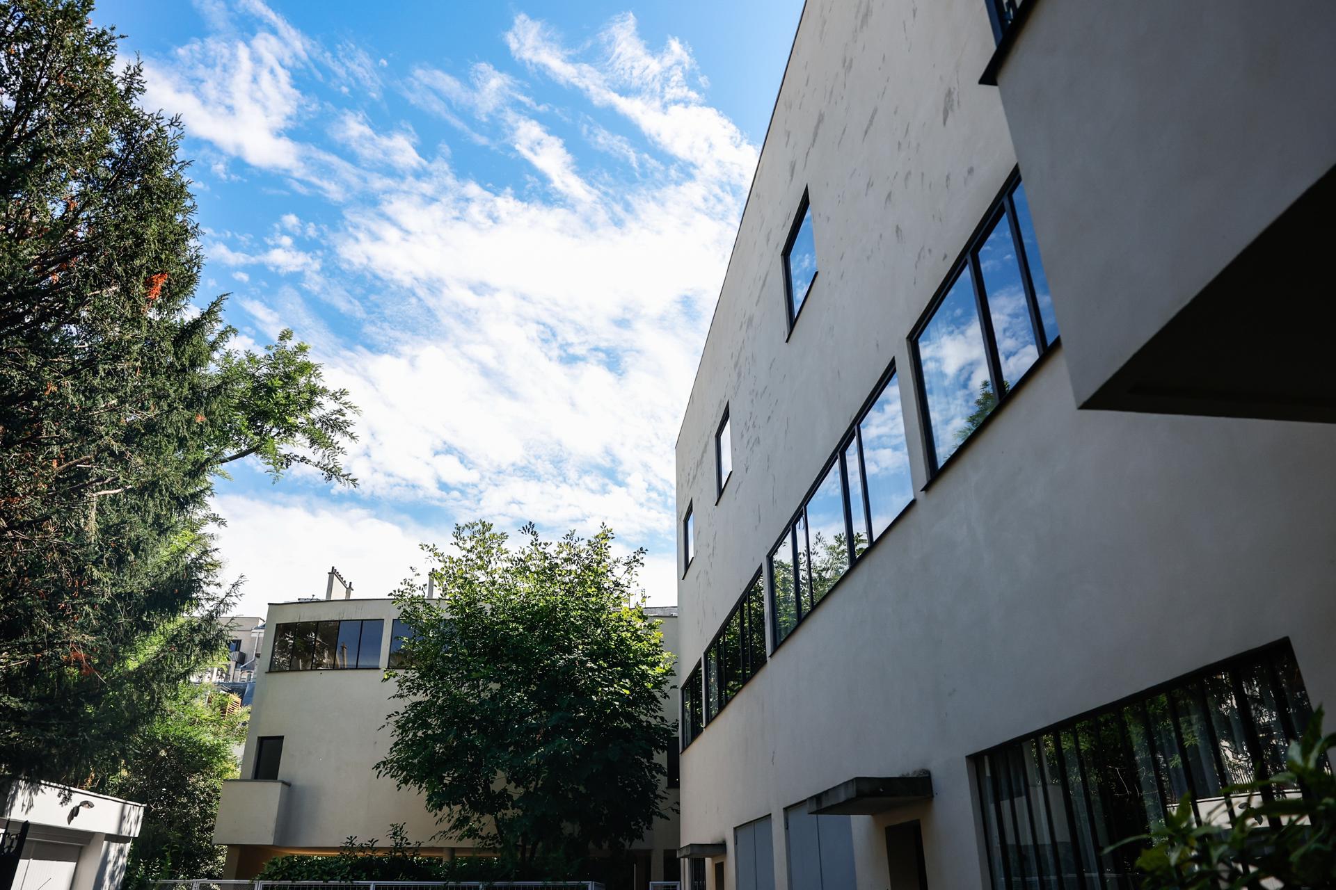 Vista general del exterior de Villa La Roche, también conocida como Maison La Roche, diseñada y construida entre 1923 y 1925 por Le Corbusier y Pierre Jeanneret, en París (Francia). EFE/Mohammed Badra