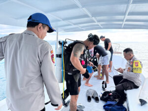 BALI, 19/08/2025.- Un equipo de buzos se prepara para la búsqueda de un español desaparecido en aguas de Bali durante la práctica de pesca submarina. Un español, de 36 años, falleció el domingo en la turística isla indonesia de Bali al "desmayarse o quedar sin oxígeno" mientras realizaba pesca submarina sin el equipo adecuado, según confirmó a EFE este martes la Policía local. EFE/ Policía De Buleleng SOLO USO EDITORIAL/SOLO DISPONIBLE PARA ILUSTRAR LA NOTICIA QUE ACOMPAÑA (CRÉDITO OBLIGATORIO)