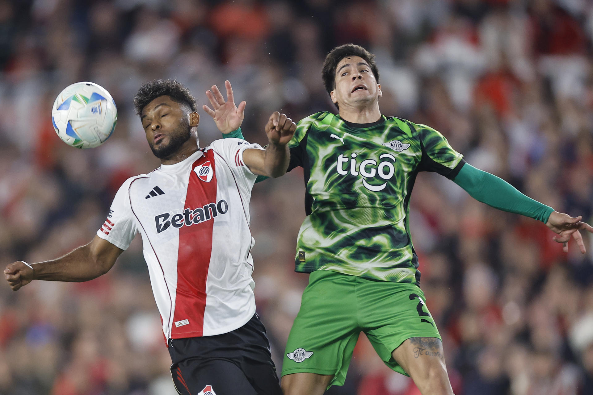 Miguel Borja (i) de River Plate cabecea el balón durante un partido de los octavos de final de la Copa Libertadores. EFE/ Juan Ignacio Roncoroni