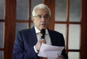 Fotografía de archivo del presidente de la Sociedad Interamericana de Prensa (SIP), José Roberto Dutriz, durante la lectura de un comunicado, en San José (Costa Rica). EFE/Jeffrey Arguedas