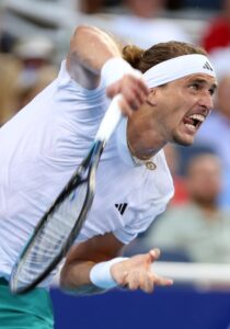 Alexander Zverev de Alemania en acción contra Ben Shelton de EE.UU. durante su partido de cuartos de final de individuales masculinos del Cincinnati Open en el Lindner Family Tennis Center en Mason, Ohio, EE.UU. EFE/EPA/MARK LYONS