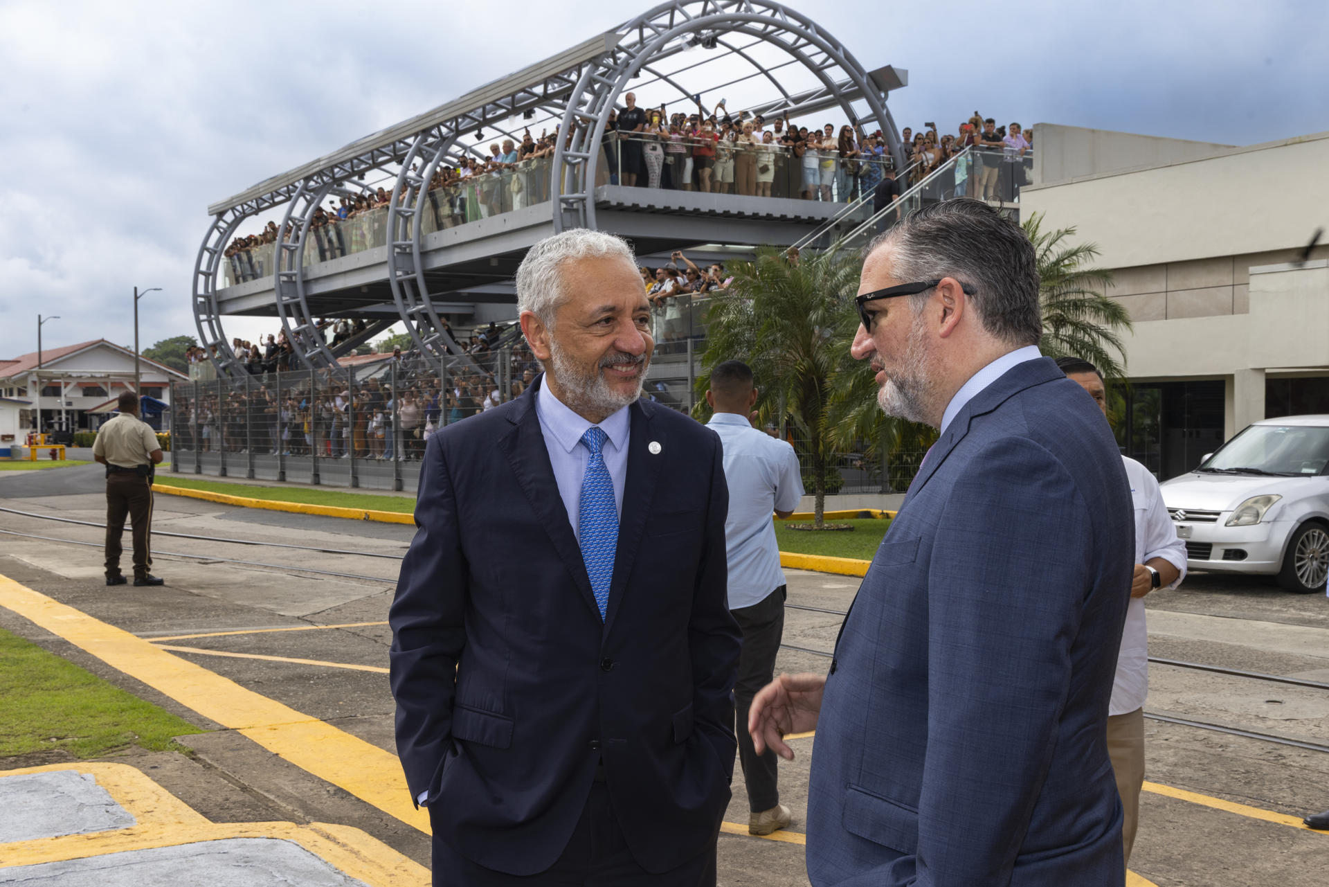 Fotografía cedida por la Autoridad del Canal de Panamá de su administrador, Ricaurte Vásquez (i), hablando con el senador republicano de Estados Unidos Ted Cruz este jueves, en Ciudad de Panamá (Panamá). EFE/ Nicolás Psomas/ Autoridad del Canal de Panamá