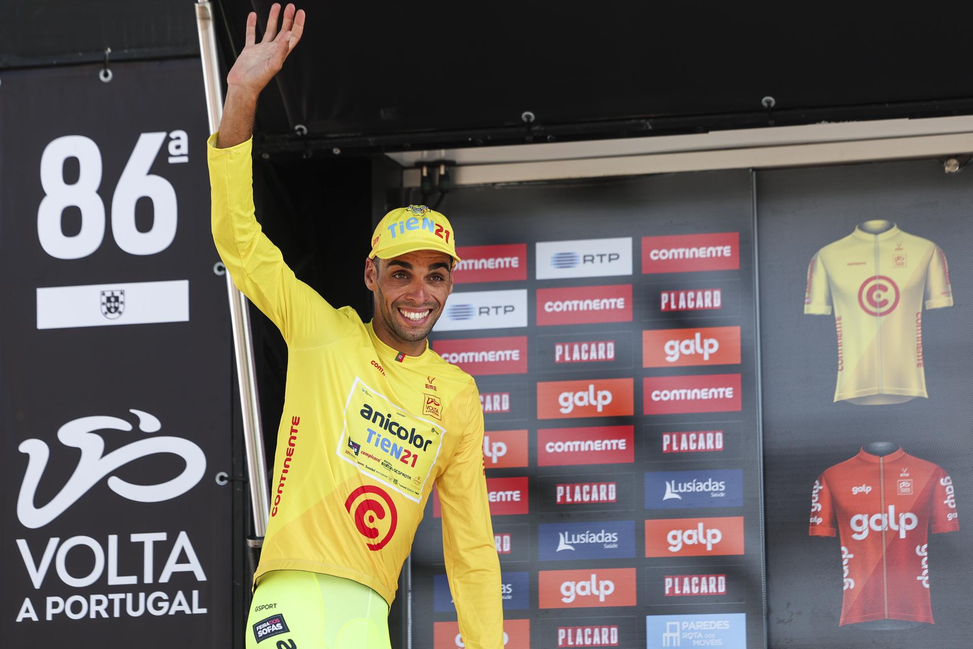 El argentino Nicolás Tivani, del Aviludo-Louletano-Loulé, ganó este jueves la primera etapa de la Vuelta a Portugal, aunque el maillot amarillo sigue en manos del luso Rafael Reis.. EFE/EPA/TIAGO PETINGA

