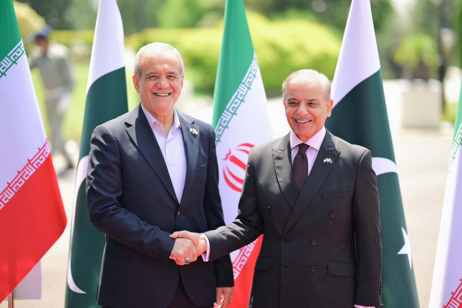 El presidente de Irán, Masoud Pezeshkian (I), y el primer ministro de Pakistán (D), Shehbaz Sharif, este domingo en Islamabad. EFE/EPA/PRESS INFORMATION DEPARTMENT HANDOUT HANDOUT SOLO USO EDITORIAL