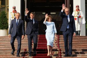 La presidenta de Moldavia Maia Sandu (2 - R), el presidente de Francia Emmanuel Macron (2 - L), el primer ministro polaco Donald Tusk (L) y la canciller alemana Friedrich Merz (R) durante una ceremonia de bienvenida en Chisinau, Moldavia, 27 de agosto de 2025. Moldavia celebra 34 años desde la adopción de la Declaración de Independencia de la Unión Soviética. (Moldavia) EFE/EPA/Pawel Supernak POLAND OUT