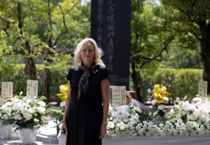 La directora ejecutiva de ICAN, Melissa Parke, posa tras asistir a una ceremonia en el Monumento en Memoria de las Víctimas Coreanas de la Bomba Atómica, ubicado en el Parque Conmemorativo de la Paz en Hiroshima, oeste de Japón, el 5 de agosto de 2025. EFE/EPA/FRANCK ROBICHON