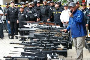 Fotografía cedida por el Ministerio de Interior, Justicia y Paz de Venezuela, del ministro, Diosdado Cabello, mostrando armas durante una declaración este martes, en Caracas (Venezuela). EFE/ Ministerio de Interior Justicia y Paz De Venezuela.