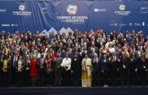 El presidente de Chile, Gabriel Boric (c), posa junto a varios asistentes para la foto oficial durante la Cumbre Mundial sobre Docentes este jueves, en la Sede Central de la Comisión Económica para América Latina y el Caribe de las Naciones Unidas (CEPAL), en Santiago (Chile). EFE/ Elvis González