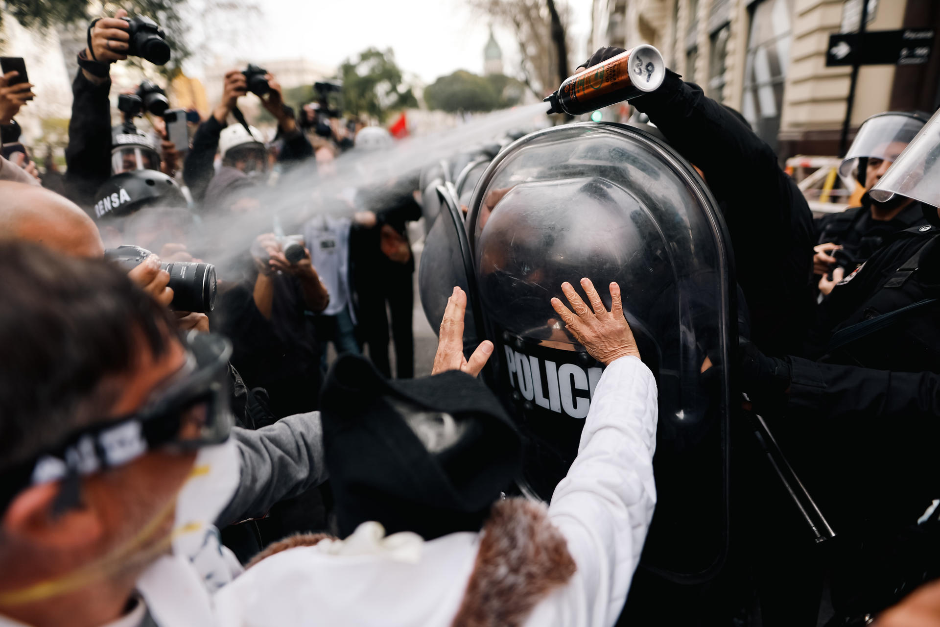 Integrantes de la Policía de Argentina se enfrentan a manifestantes durante una protesta de jubilados este miércoles, en Buenos Aires (Argentina). EFE/ Juan Ignacio Roncoroni