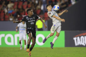 Héctor Hurtado (i) de Independiente disputa el balón con Bryan Lozano de Verdes este jueves, en un partido de la fase de grupos de la Copa Centroamericana de Concacaf. EFE/ Bienvenido Velasco