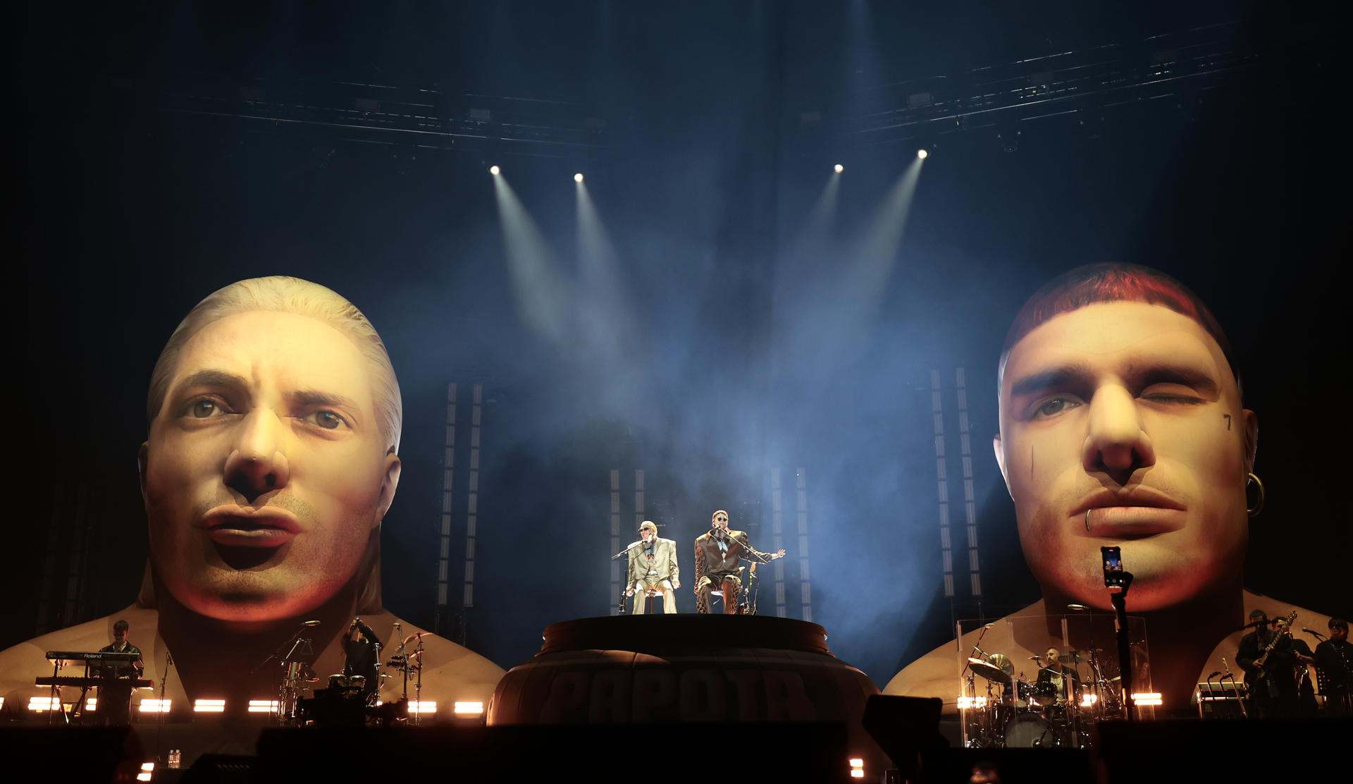 El dúo argentino Ca7riel (c-i) & Paco Amoroso (c-d) al presentarse este viernes, 15 de agosto, como parte de su gira Papota Tour, en el Palacio de los Deportes, en la Ciudad de México (México). EFE/José Méndez
