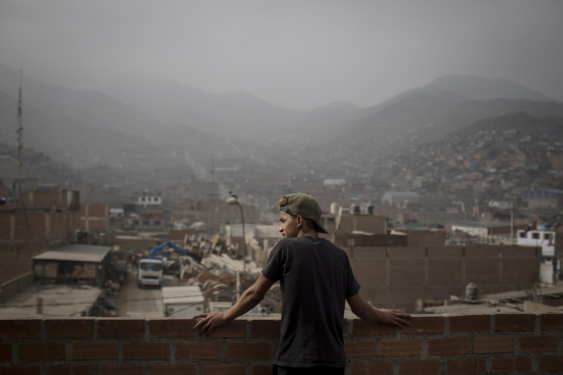 Fotografía del 24 de julio de 2023 cedida por Unicef que muestra a Rubén Rodríguez observando el barrio donde vive en Jicamarca, Lima (Perú). EFE/ Pedro Enrique Castro-Mendívil / Unicef
