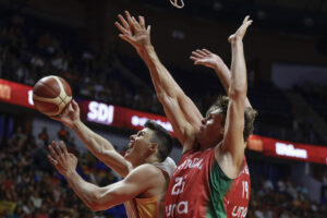 El ala-pívot de la selección española de baloncesto Jaime Pradilla (i) defiende una posesión durante el partido preparatorio para el Eurobasket 2025 que los combinados de Portugal y España juegan hoy martes en el Palacio José María Martín Carpena, en Málaga. EFE/Jorge Zapata