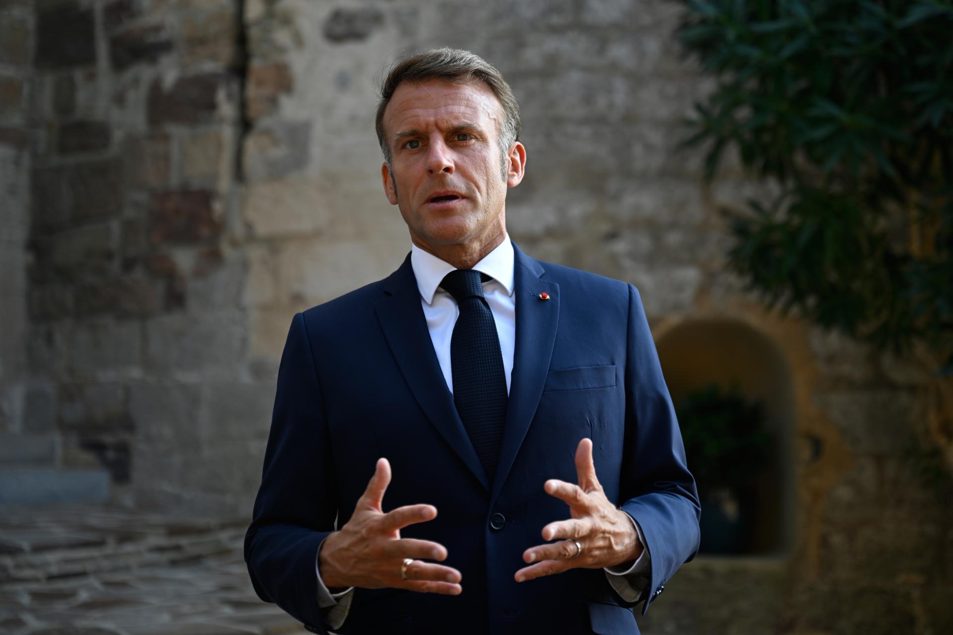 El presidente francés, Emmanuel Macron, habla con la prensa después de asistir a una videoconferencia con miembros de la llamada 'coalición de los dispuestos', en el Fort de Bregançon en Bormes-les-Mimosas, sur de Francia, este domingo 17 de agosto de 2025. EFE/EPA/PHILIPPE MAGONI / POOL MAXPPP OUT