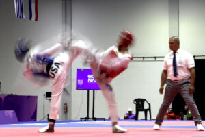 Cristian Olivero (c) de Chile compite con Maikol Rodriguez (i) de Estados Unidos en la categoría de taekwondo kyorugui 68 kg masculino, en los II Juegos Panamericanos Junior ASU 2025 este viernes, en Luque (Paraguay). EFE/Rodrigo Sepulveda