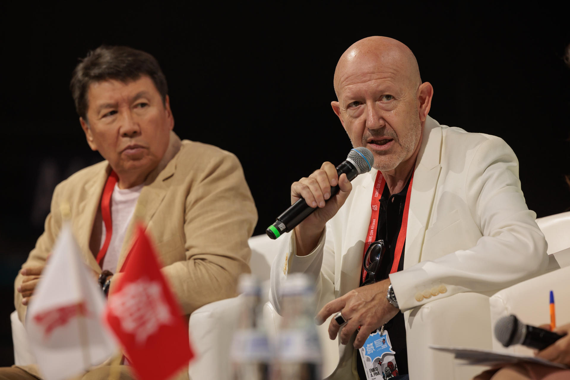 Yerlan Bekjozhin (i), productor local kazajo de "La tregua", y el productor ejecutivo de la película, Emilio A. Pina (d). Una historia real de amistad y supervivencia al margen de ideologías de dos españoles en un GULAG situado en la inhóspita estepa kazaja es el argumento de "La tregua", la última película rodada por el cineasta español Miguel Ángel Vivas. Con el paraguas de Netflix, la cinta será presentada en el próximo Festival de San Sebastián, que se celebrará del 19 al 27 de septiembre. -EFE/ Festival Comic Con de Astaná ***SOLO USO EDITORIAL/SOLO DISPONIBLE PARA ILUSTRAR LA NOTICIA QUE ACOMPAÑA (CRÉDITO OBLIGATORIO)***
