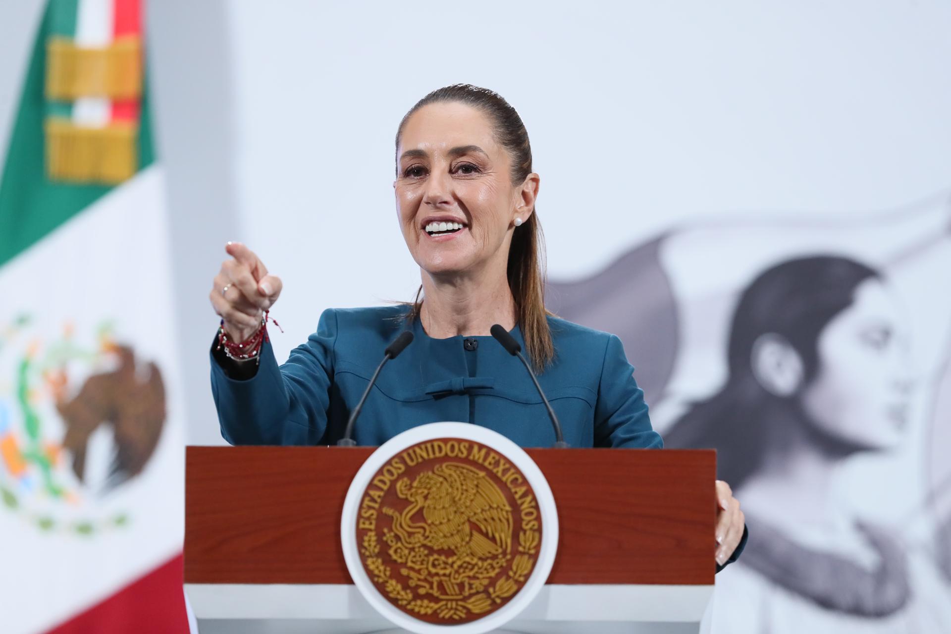 La presidenta de México, Claudia Sheinbaum, habla durante una rueda de prensa este lunes, en el Palacio Nacional de la Ciudad de México (México). EFE/ Mario Guzmán